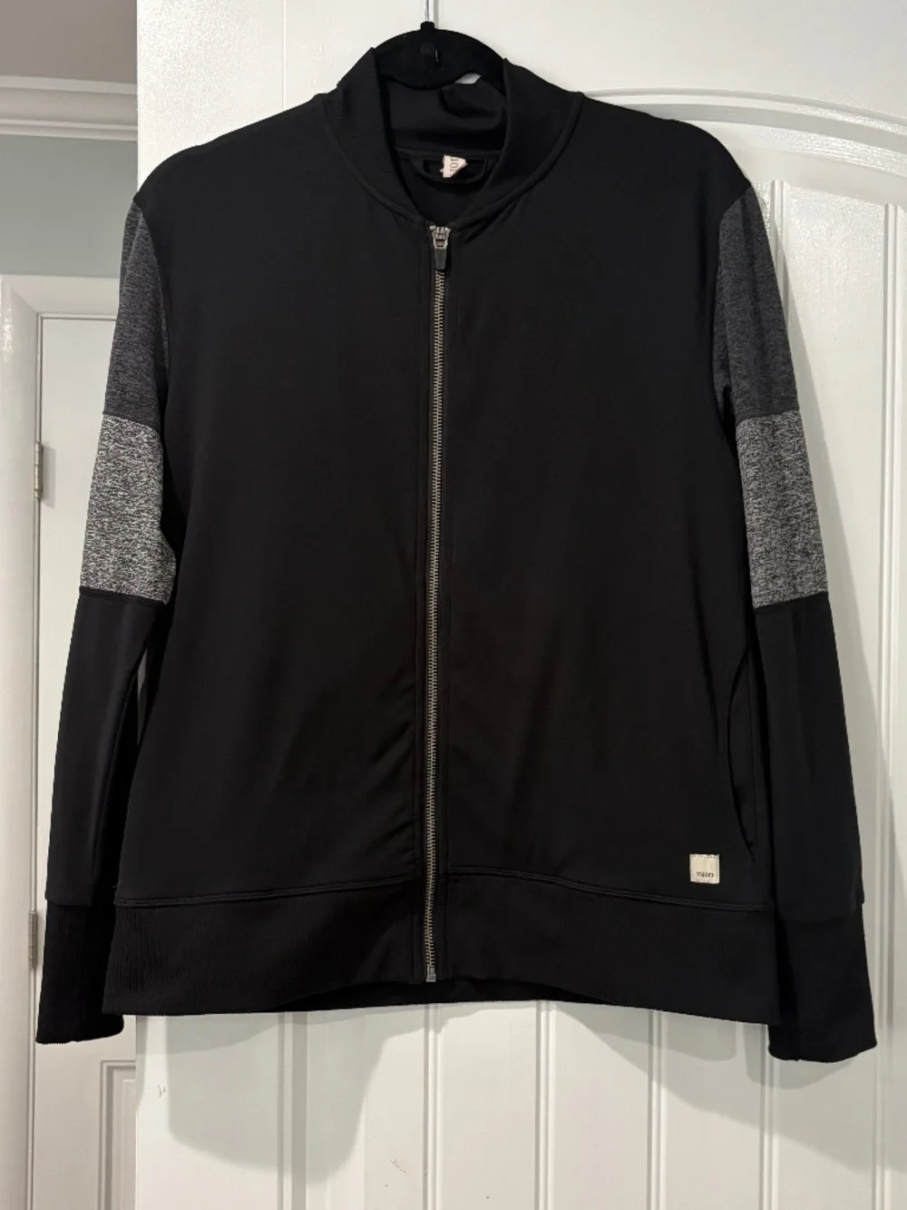 Vuori women’s full zip lightweight jacket